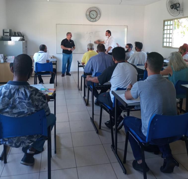 Foto 12 de 20 — Associação consegue parceria e leva curso profissionalizante para moradores do bairro